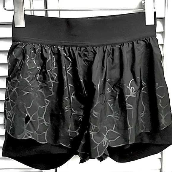 Lululemon Rare Black Forest Shorts w/Bike Shorts Built-In/New/Sz 6/Ltd Edition - Picture 2 of 13